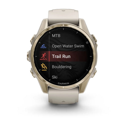 Garmin Fenix ​​8, 43 mm AMOLED Zafiro, Oro suave con correa de silicona gris niebla/arenisca oscura (010-02903-10)